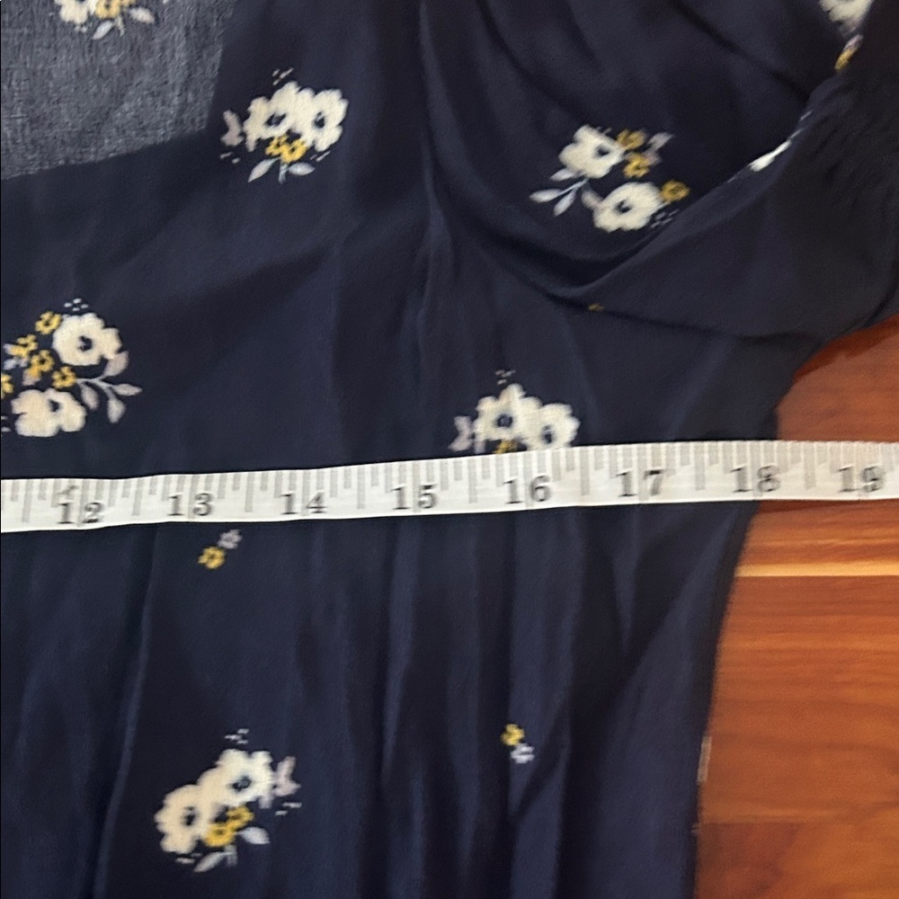 Navy Floral Blouse size medium - Picture 6 of 7